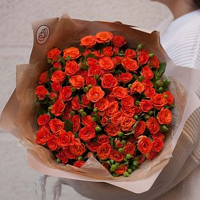 Современный букет  из 23 оранжевых кустовых роз 40 см (Кения)