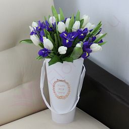 Белые тюльпаны и синие ирисы в конусе