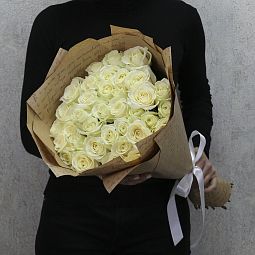 35 белых роз "Аваланч" 60 см в крафт бумаге