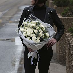 Свадебный букет  из 9 белых кустовых роз Мисс Бомбастик с эвкалиптом