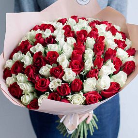 Букет из 101 красной и белой розы 40 см (Кения)