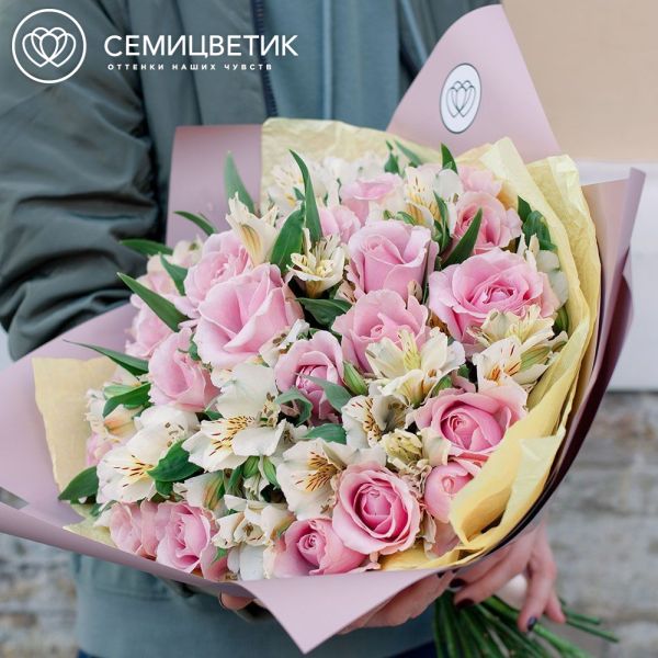 Букет из 25 розовых роз 35-40 см (Россия) и 10 белых альстромерий