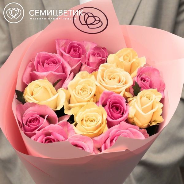Букет из 15 розовых и кремовых роз 50 см (Россия) в розовой пленке
