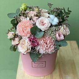 MAXI Зефирка розовая с кустовой розой и диантусами (Premium Collection). Цветы в коробке