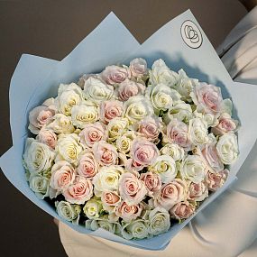 Букет из 51 нежно-розовой и белой розы 30 см (Кения)