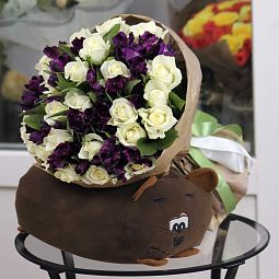 Букет «25 белых роз с фиолетовой альстромерией в крафте»