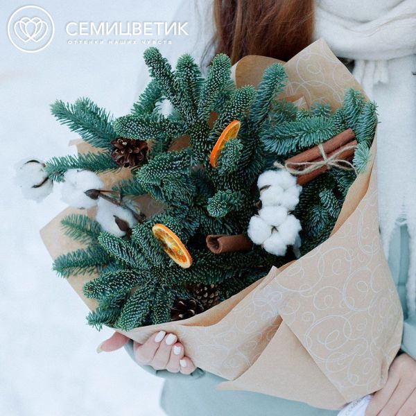 Букет из ели, хлопка и апельсинов с шишками