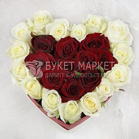 Букет из 25 белых и красных роз в сердце