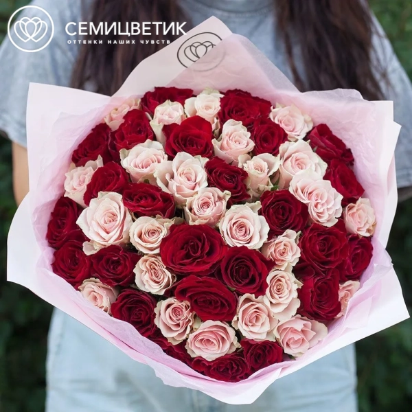 Букет из 51 красной и нежно-розовой розы 30 см (Кения) в розовой пленке
