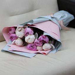 Букет «11 белых и розовых пионов в дизайнерской упаковке»