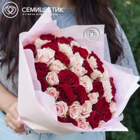 Букет из 51 красной и нежно-розовой розы 30 см (Кения) в розовой пленке