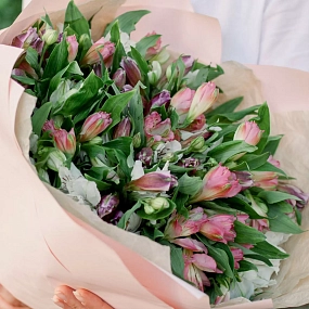 Букет из 23 альстромерий нежный микс в розовой пленке