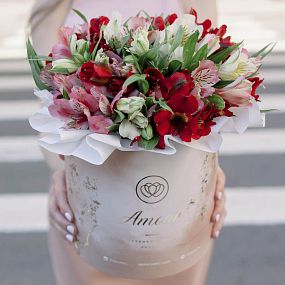 Букет в бежевой шляпной коробке Amour Mini из 25 альстромерий микс