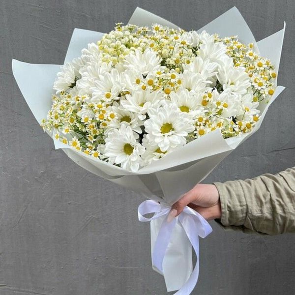 Букет из хризантем и ромашек