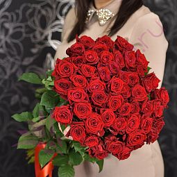 Букет из 51 розы «Красные розы Ред Наоми» 40 см