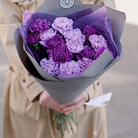 Букет из 15 сиреневых и фиолетовых гвоздик в сиреневой пленке