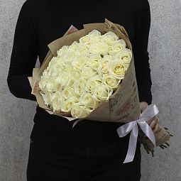 35 белых роз "Аваланч" 50 см в крафт бумаге