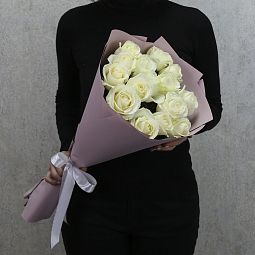 15 белых роз "Аваланч" 60 см в дизайнерской упаковке