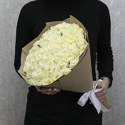51 белая роза "Аваланч" 40 см в крафт бумаге