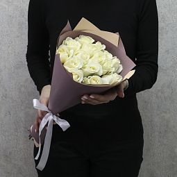 15 белых роз "Аваланч" 40 см в дизайнерской упаковке