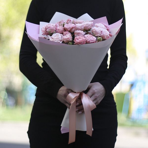 Букет из 9 розовых кустовых роз