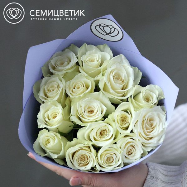 Букет из 15 белых роз 40 см (Кения) в сиреневой пленке
