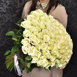 101 белая роза Аваланч 60 см