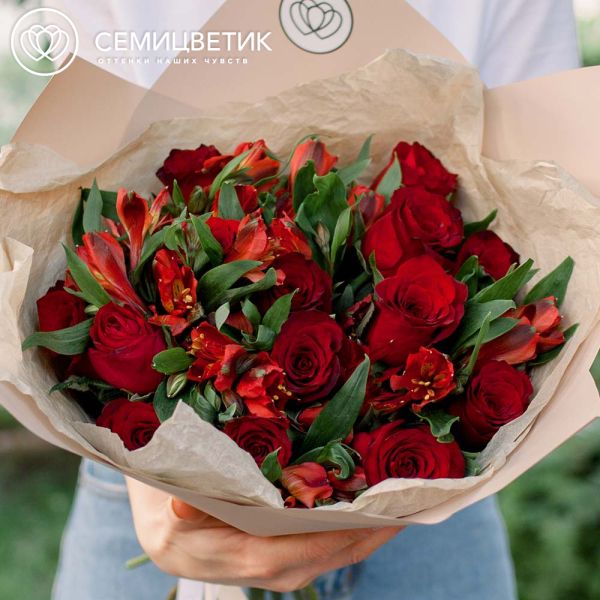 Букет из 15 красных роз 30 см (Кения) и 7 красных альстромерий в кремовой пленке