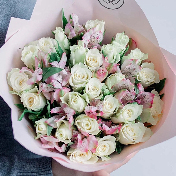 Букет из 25 розовых роз (Кения) и 7 розовых альстромерий