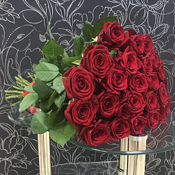 25 красных роз Ред Наоми 40 см