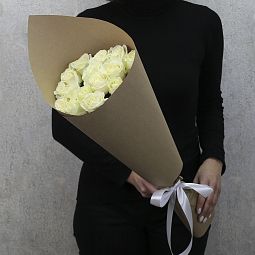 15 белых роз "Аваланч" 60 см в крафт бумаге