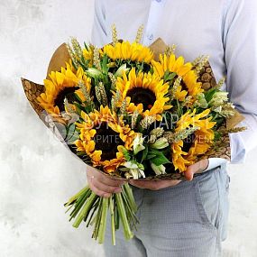 Букет из подсолнухов и альстромерий с листьями фисташки