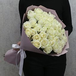 35 белых роз "Аваланч" 60 см в дизайнерской упаковке