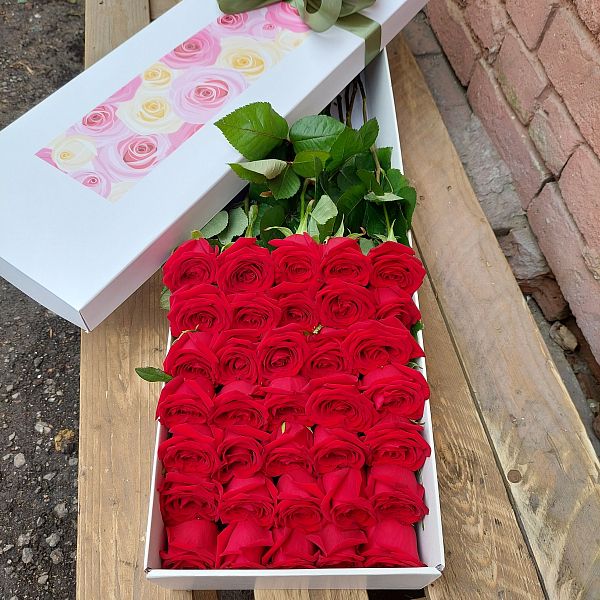 Цветы живые розы, букет из красных роз в крафт коробке, 35 шт., 50 см.