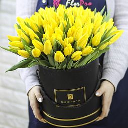 101 желтый тюльпан в коробке
