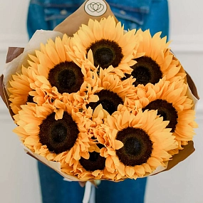 Букет из 9 подсолнухов в упаковке