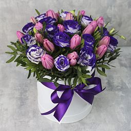 Коробка с тюльпанами «25 розовых тюльпанов с эустомой»