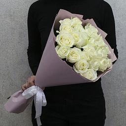 25 белых роз "Аваланч" 60 см в дизайнерской упаковке