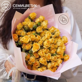 Букет из 19 желтых кустовых роз 40 см (Кения) в розовой пленке