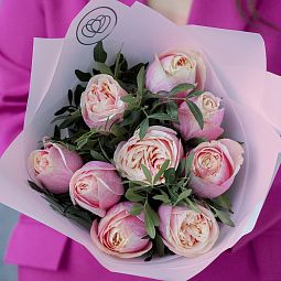 Букет из 9 нежно-розовых пионовидных роз Swan Grace с фисташкой в розовой пленке