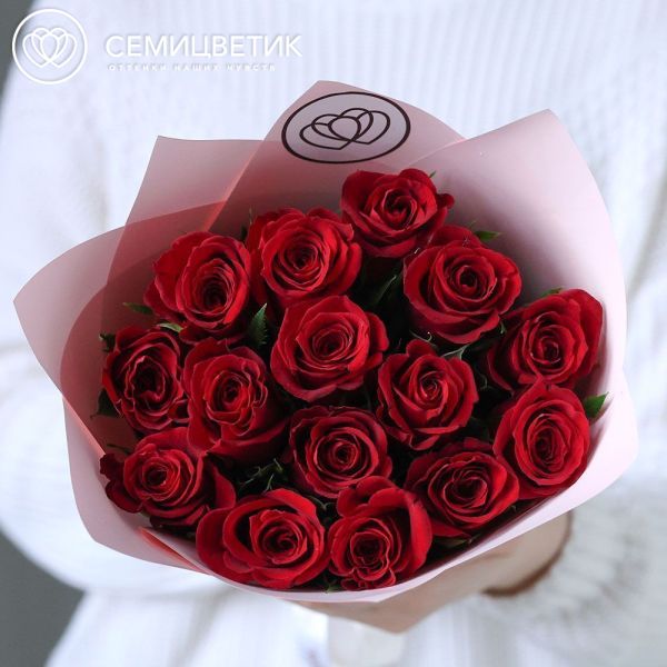Букет из 15 красных роз 40 см (Кения) в розовой упаковке