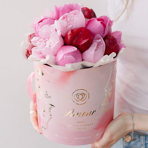 Букет в розовой шляпной коробке Amour Mini из 21 пиона микс Standart Plus