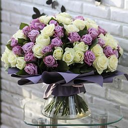 101 белая и фиолетовая роза в упаковке