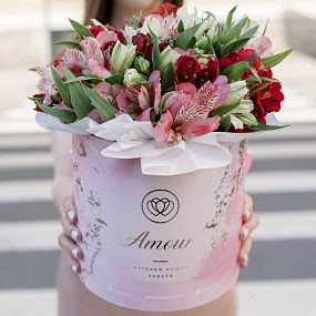 ***Букет в розовой шляпной коробке Amour Mini из 25 альстромерий микс