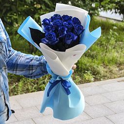 Букет цветов из 11 синих роз в дизайнерской упаковке