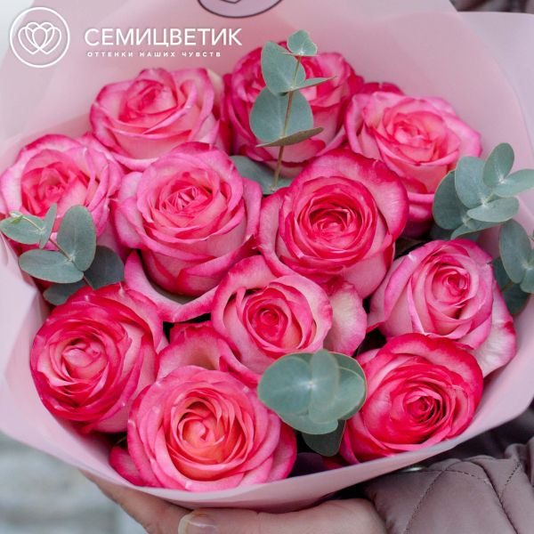 Букет из 11 кремовых с розовой каймой роз (Эквадор) 50 см Caroussel с эвкалиптом