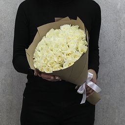 35 белых роз "Аваланч" 40 см в крафт бумаге