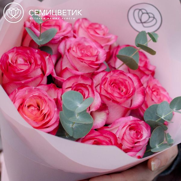 Букет из 11 кремовых с розовой каймой роз (Эквадор) 50 см Caroussel с эвкалиптом
