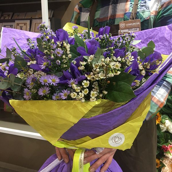Букет из ирисов и астры в упаковке