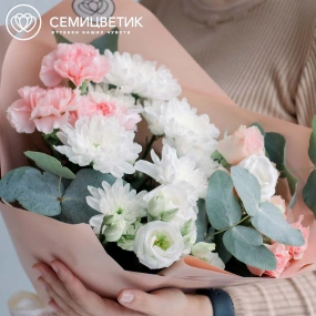 Букет из хризантемы, гвоздики и кустовой розы в кремовой пленке